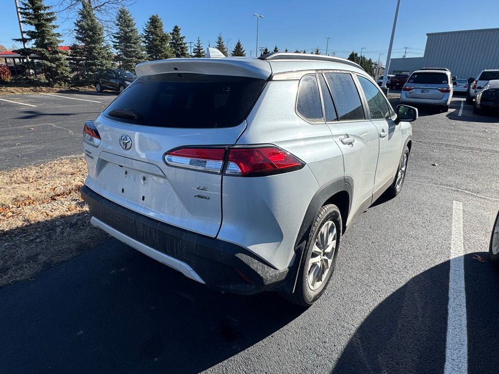 2022 Toyota Corolla Cross LE photo 3