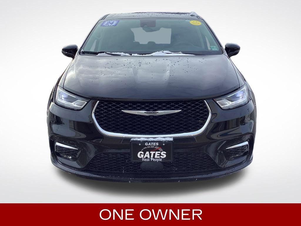 2024 Chrysler Pacifica Touring L photo 2