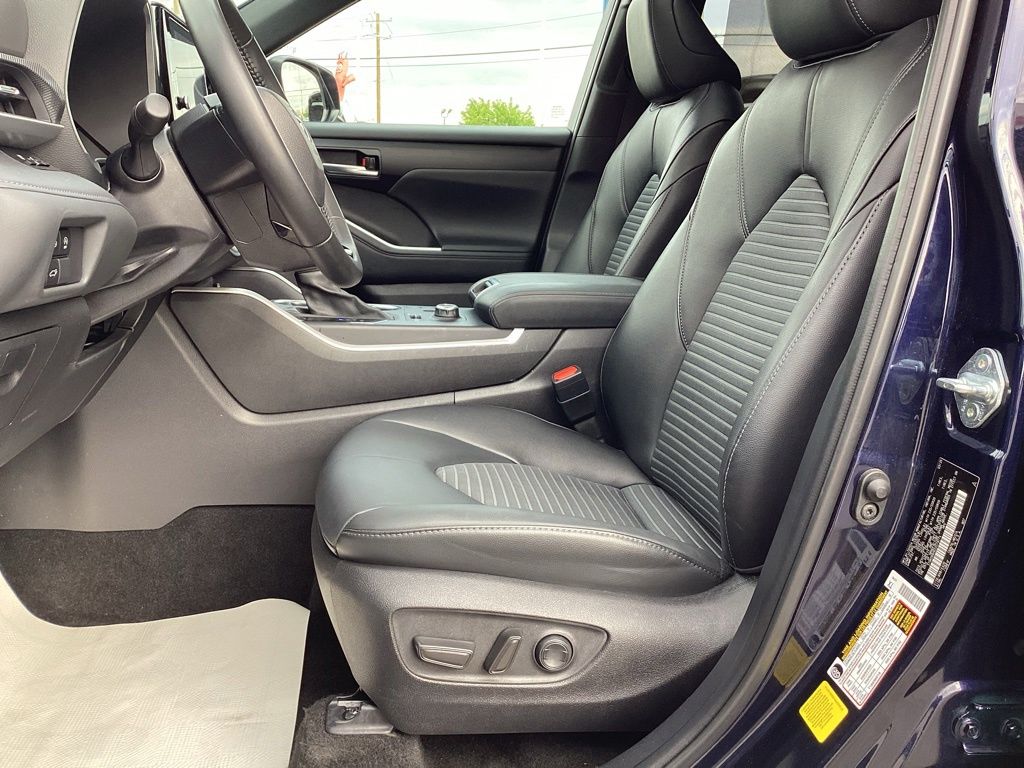 2025 Toyota Highlander XSE - Photo 16