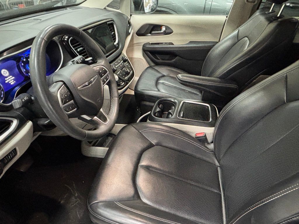 2023 Chrysler Pacifica Touring L photo 2