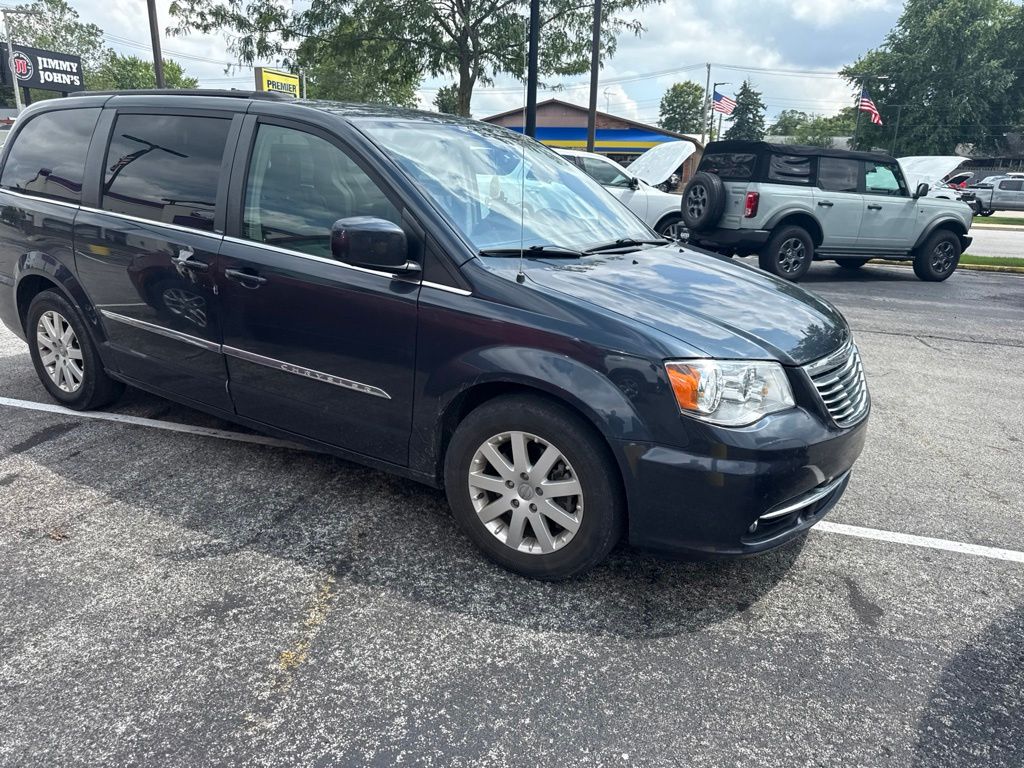 2014 Chrysler Town & Country Touring's photo