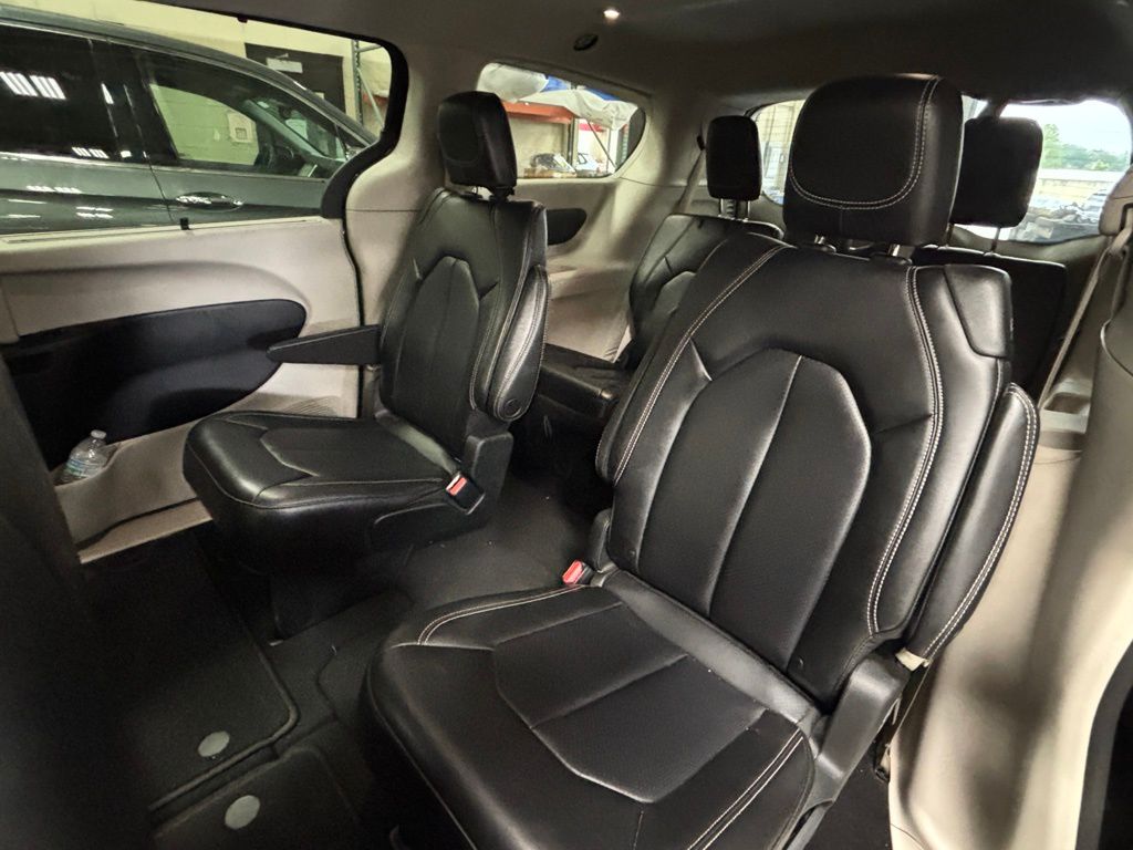 2023 Chrysler Pacifica Touring L photo 3