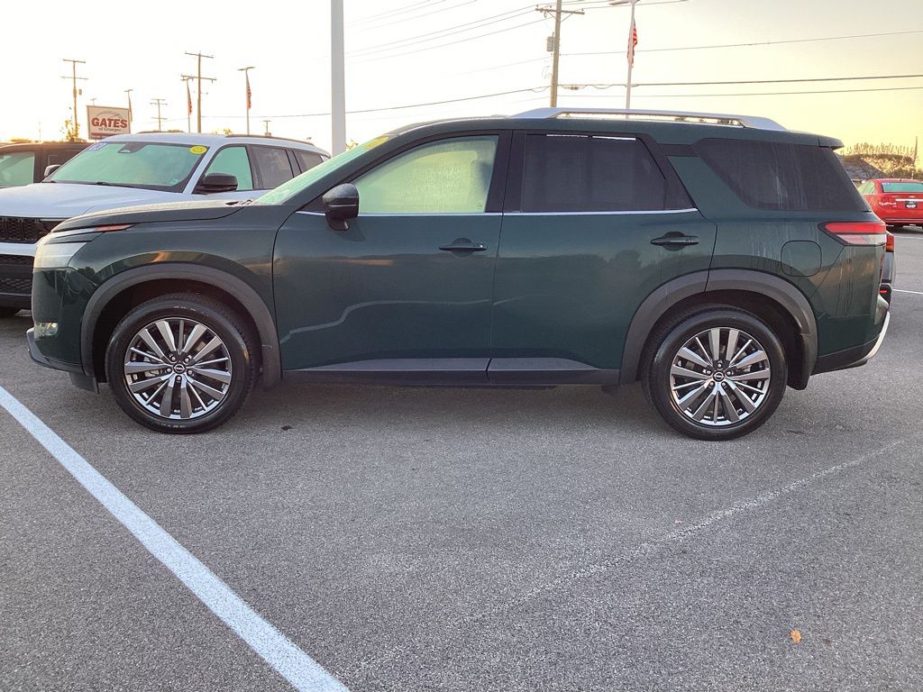 2023 Nissan Pathfinder SL photo 3