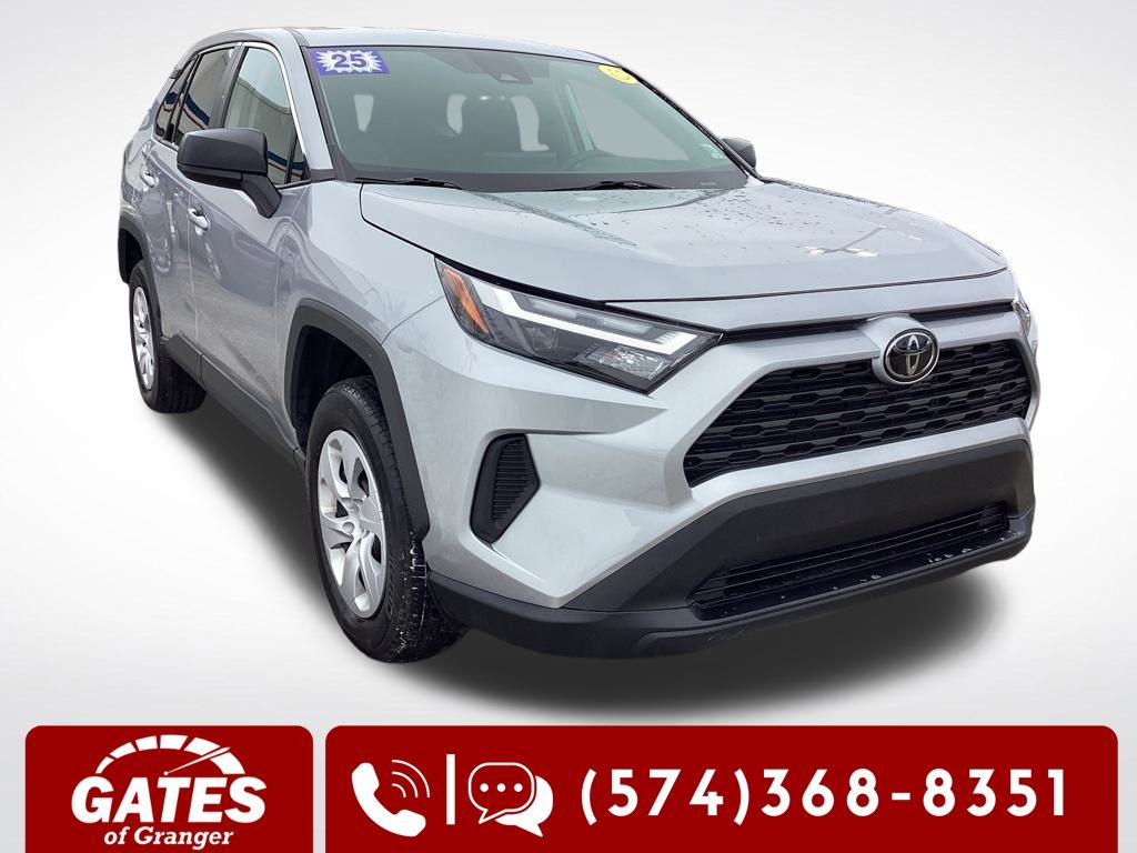 2025 Toyota RAV4 LE's photo