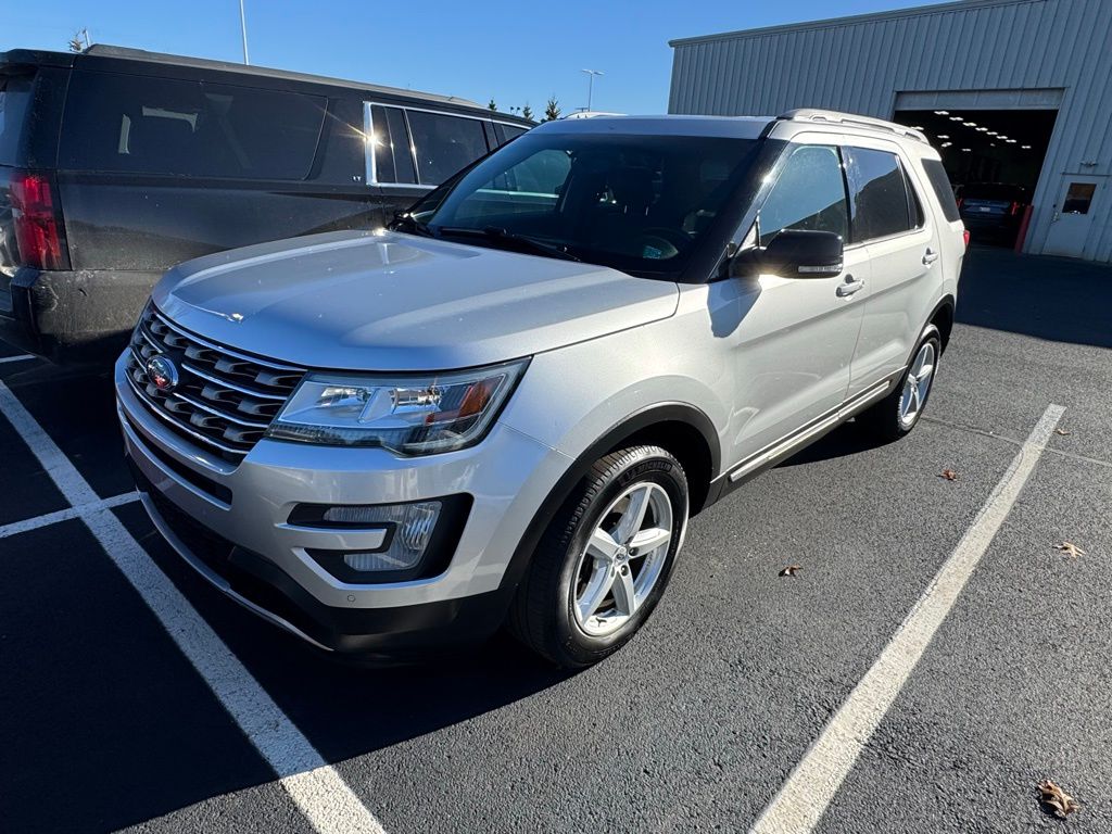 2016 Ford Explorer XLT photo 2