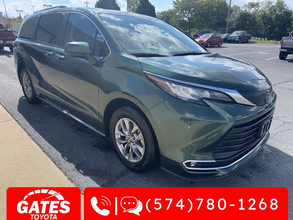 2023 Toyota Sienna XLE photo 2
