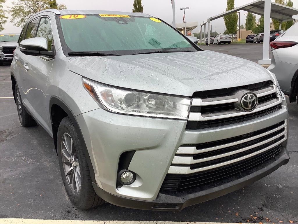 Used 2019 Toyota Highlander XLE with VIN 5TDJZRFHXKS625100 for sale in South Bend, IN