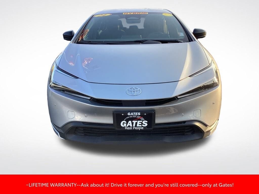 2024 Toyota Prius LE photo 2