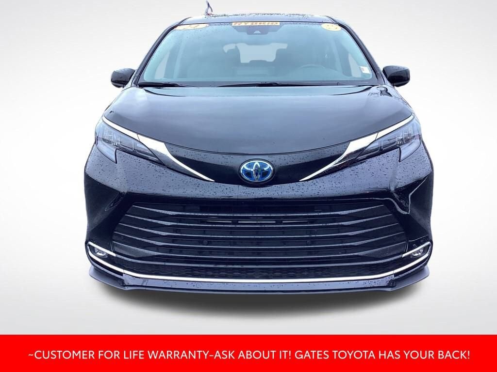 2024 Toyota Sienna XLE photo 2