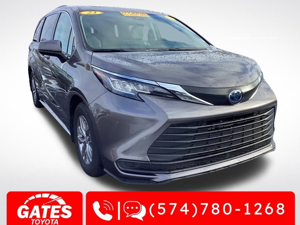 2023 Toyota Sienna LE's photo