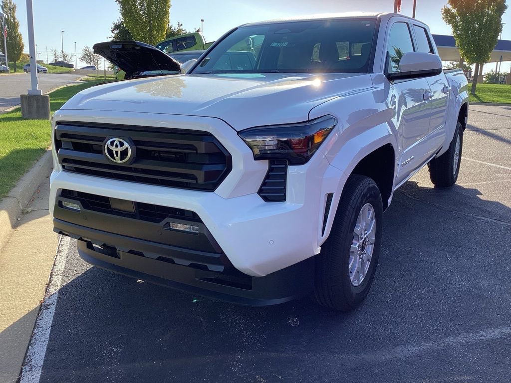 2025 Toyota Tacoma SR5 4x4 Double Cab photo 2