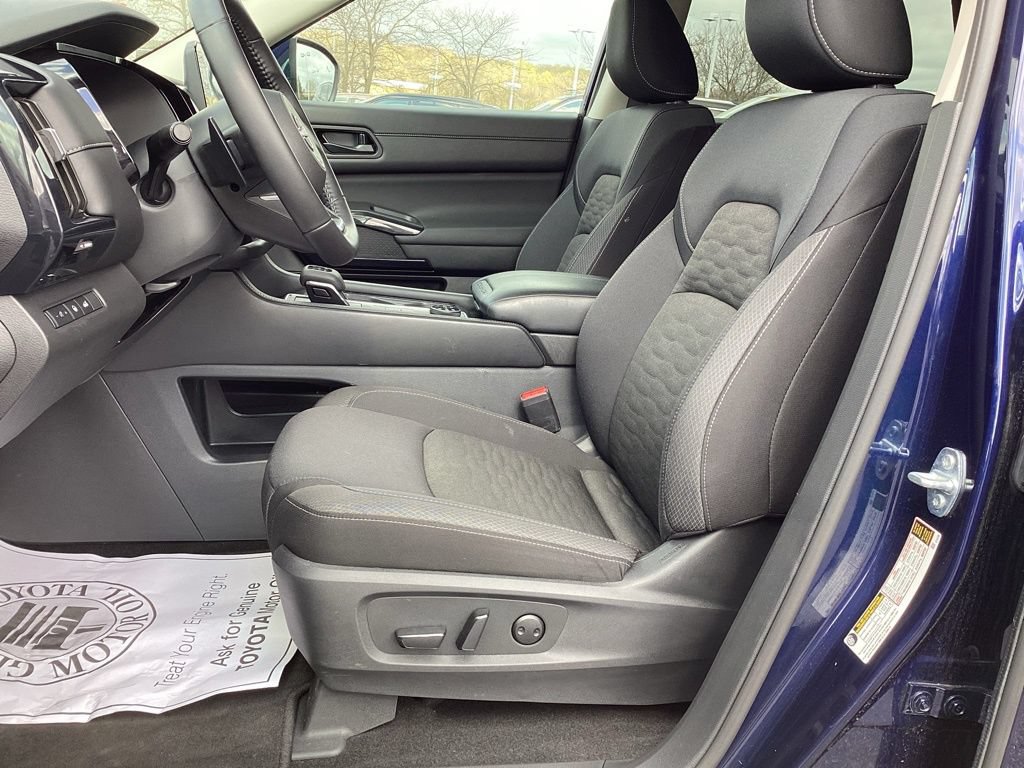 2025 Nissan Pathfinder SV - Photo 14