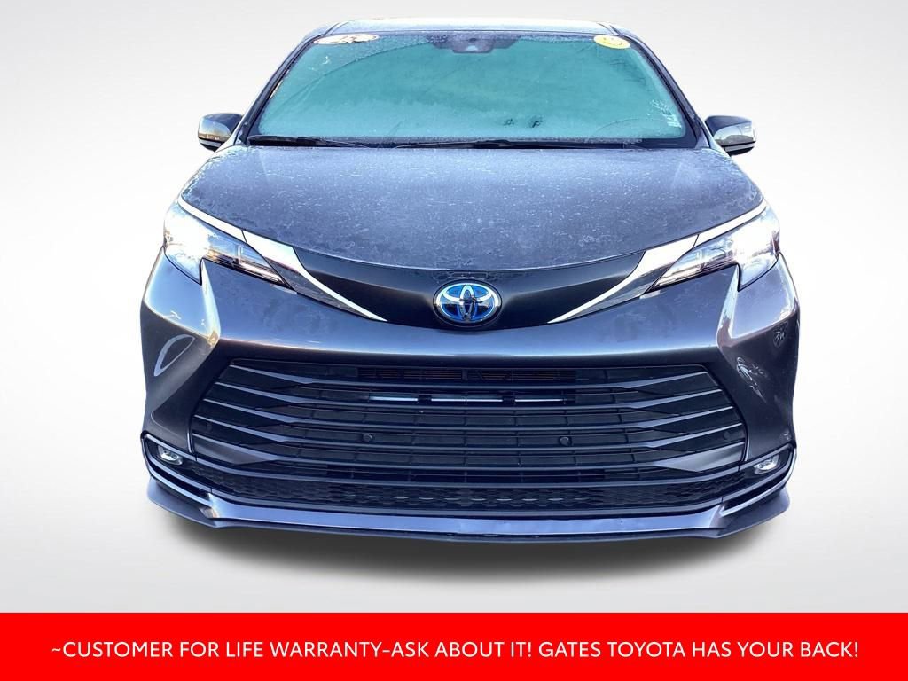 2025 Toyota Sienna XLE photo 2