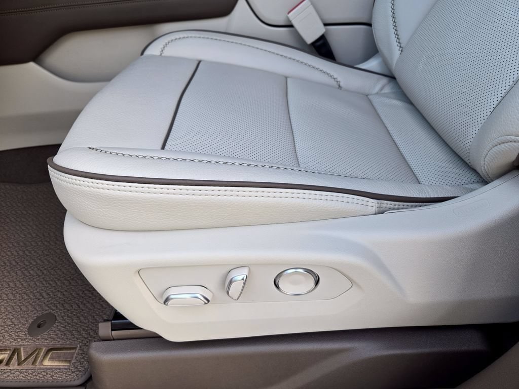 2026 GMC Yukon Denali - Photo 15