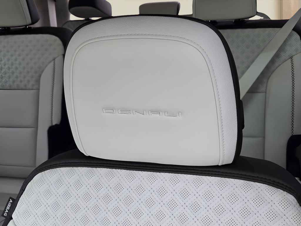 2026 GMC Acadia Denali - Photo 17