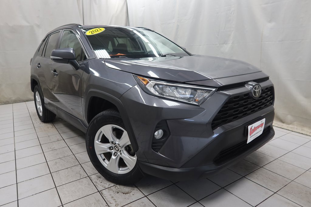 2021 Toyota RAV4 XLE photo 3