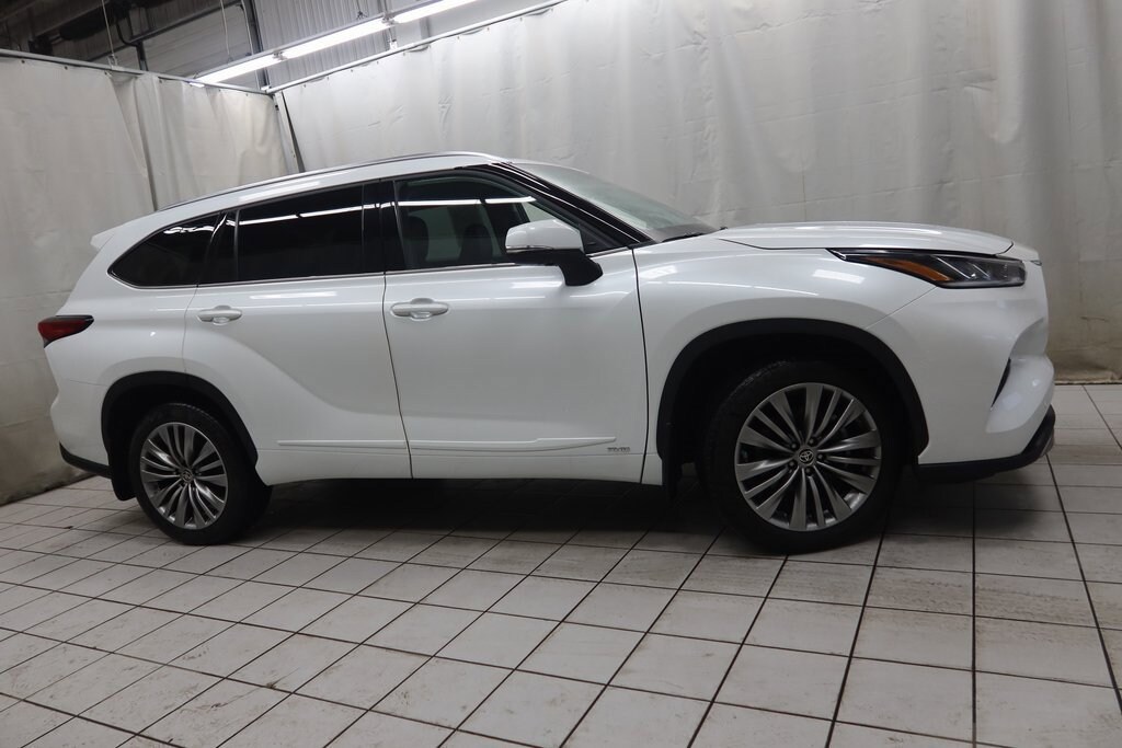 Used 2022 Toyota Highlander Hybrid Platinum