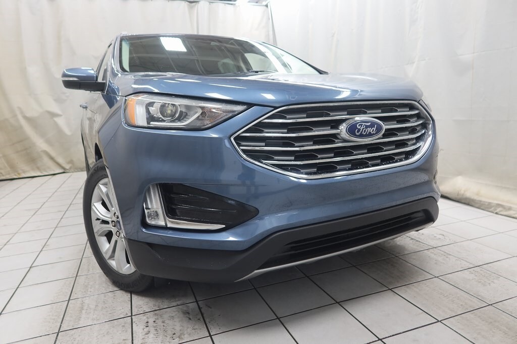 2019 Ford Edge Titanium photo 2