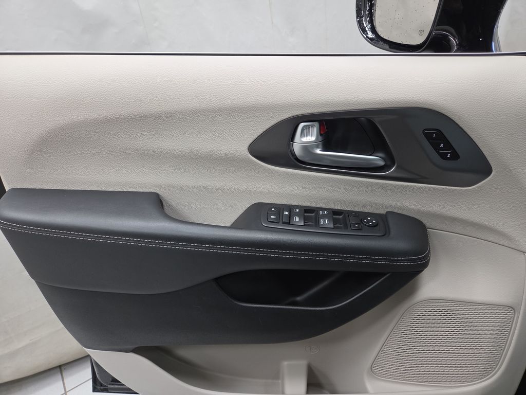 2024 Chrysler Pacifica Touring L - Photo 20