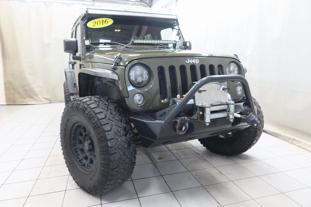 2016 Jeep Wrangler Unlimited Rubicon photo 2