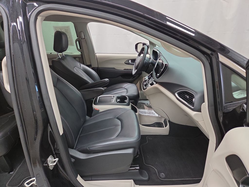 2024 Chrysler Pacifica Touring L - Photo 12