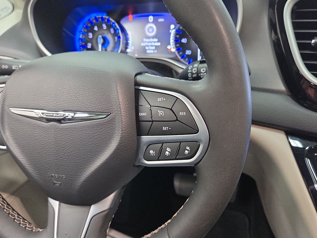 2024 Chrysler Pacifica Touring L - Photo 18