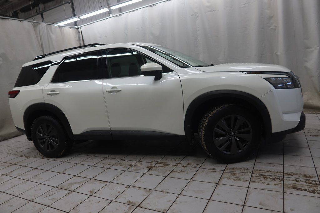 2023 Nissan Pathfinder SV