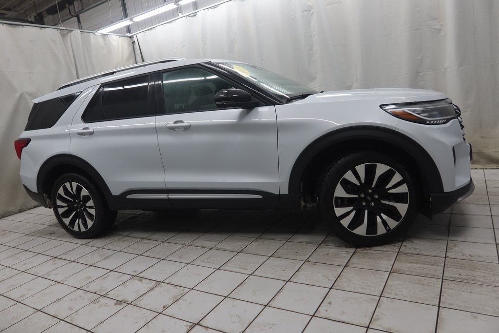 2025 Ford Explorer Platinum's photo