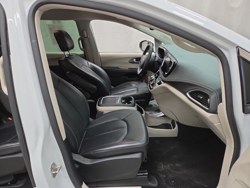 2023 Chrysler Pacifica Hybrid Touring L - Photo 11