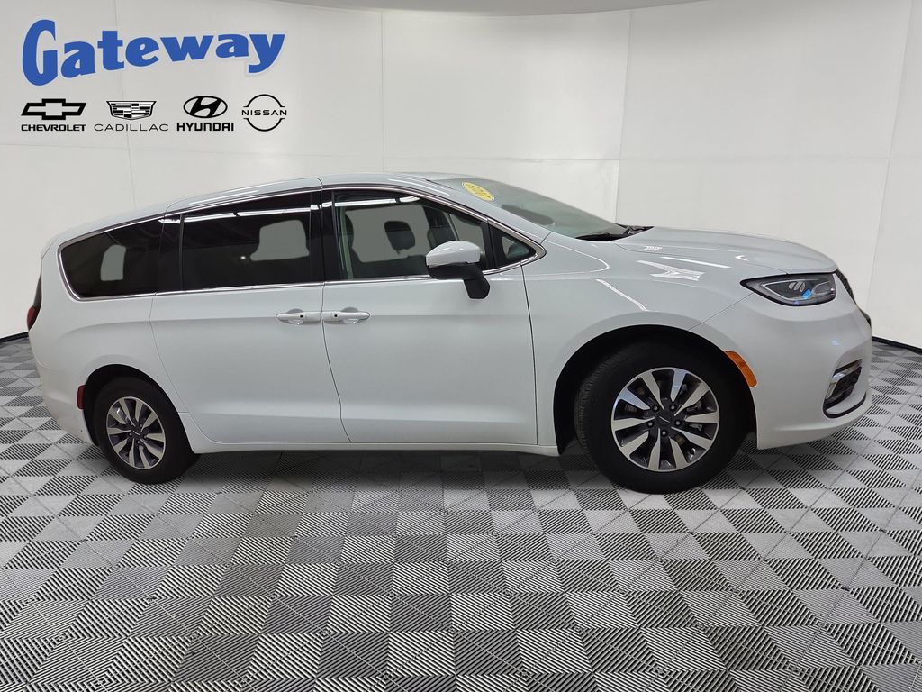 2023 Chrysler Pacifica Hybrid Touring L Hybrid's photo