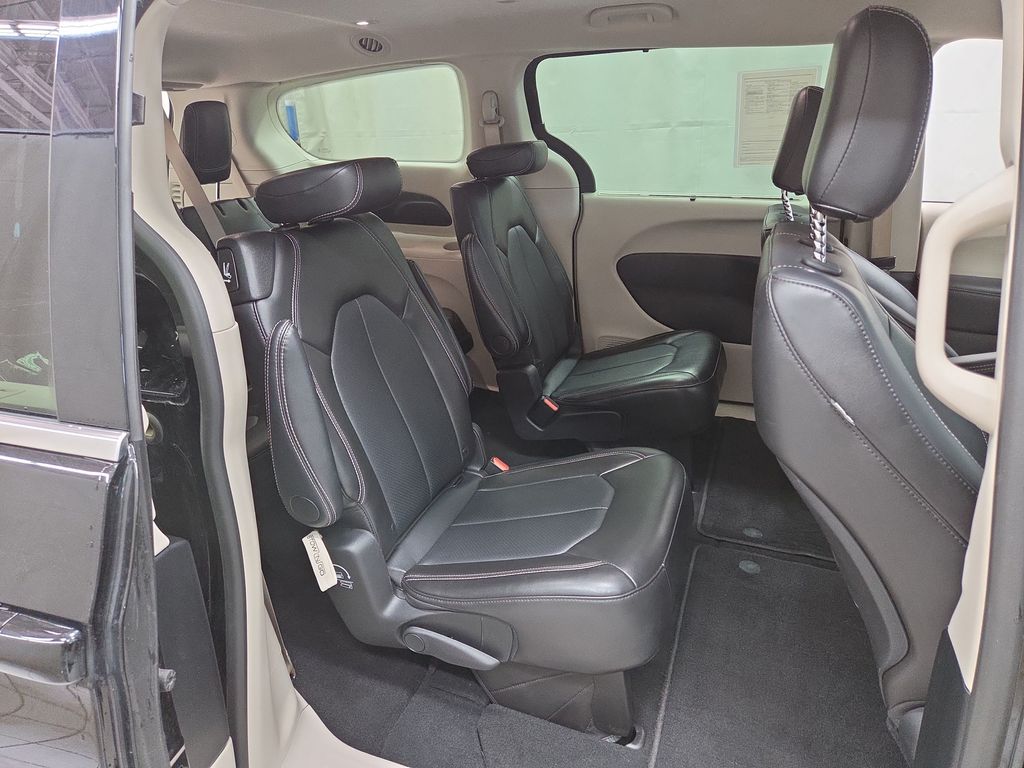 2024 Chrysler Pacifica Touring L - Photo 11
