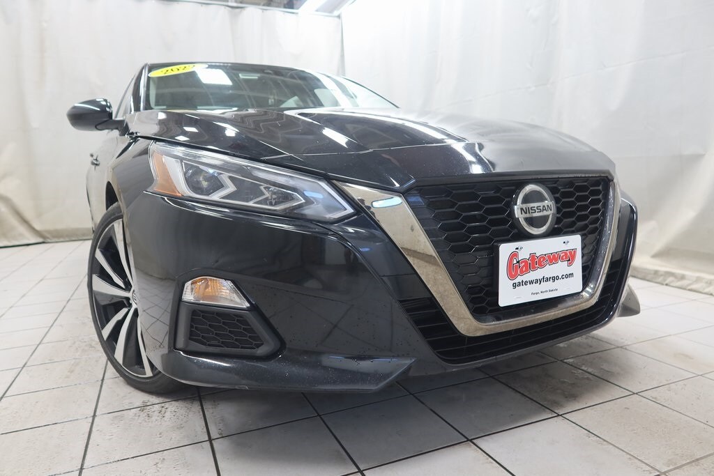 Used 2022 Nissan Altima SR with VIN 1N4BL4CW2NN352150 for sale in Fargo, ND