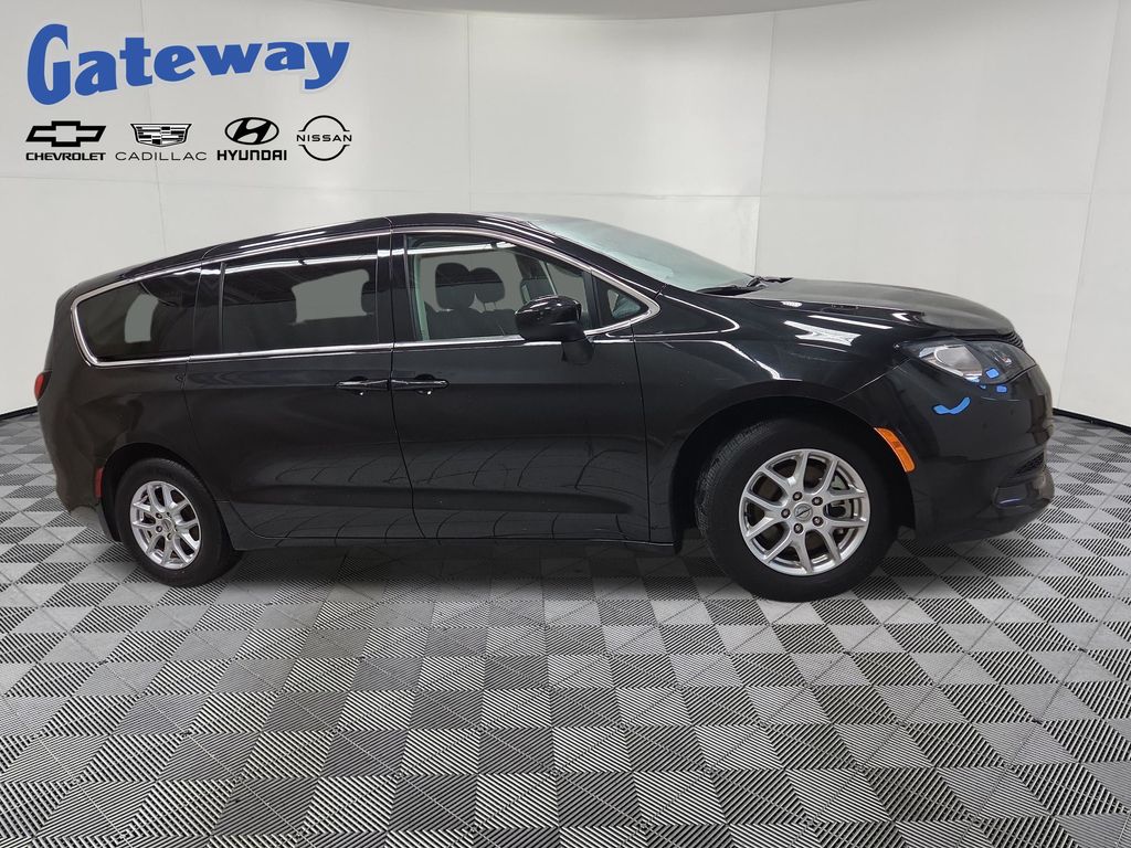 2023 Chrysler Voyager LX's photo