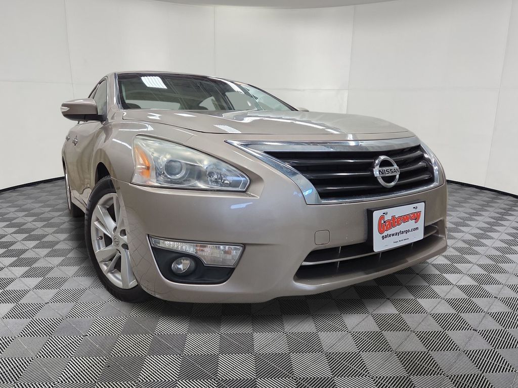 Used 2014 Nissan Altima SV with VIN 1N4AL3AP1EC155628 for sale in Fargo, ND