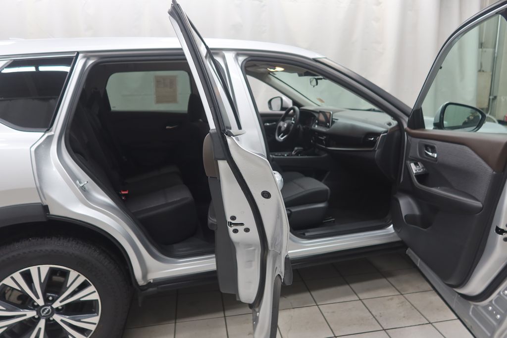 2022 Nissan Rogue SV - Photo 9