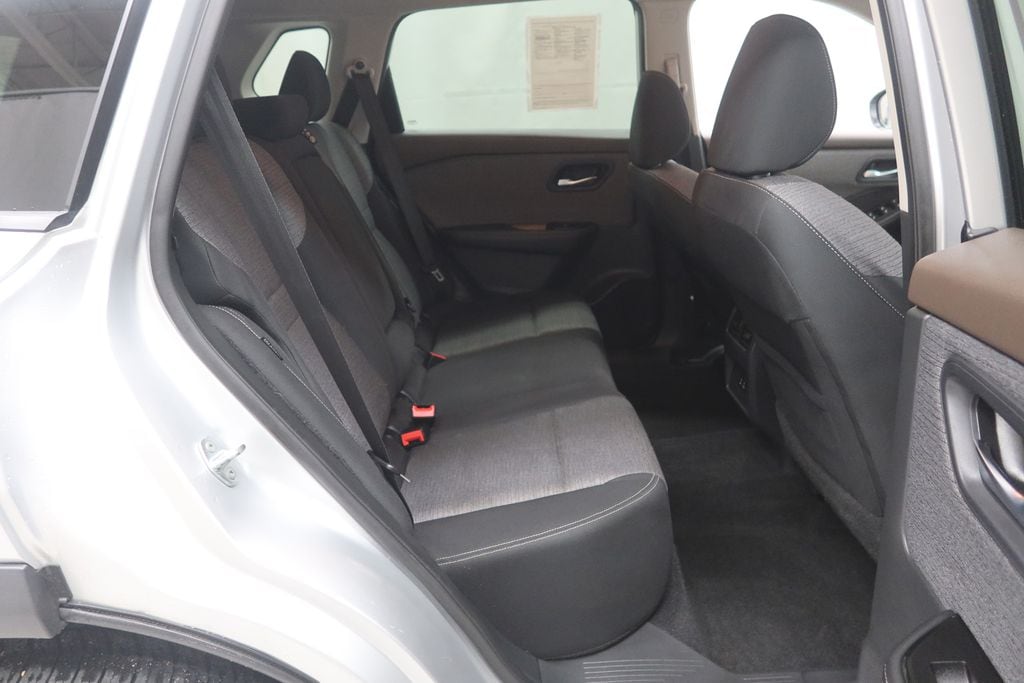 2022 Nissan Rogue SV - Photo 11