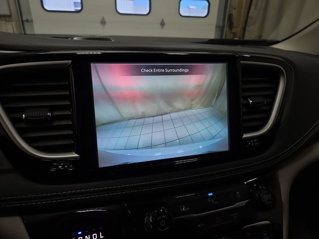 2023 Chrysler Pacifica Hybrid Touring L - Photo 14
