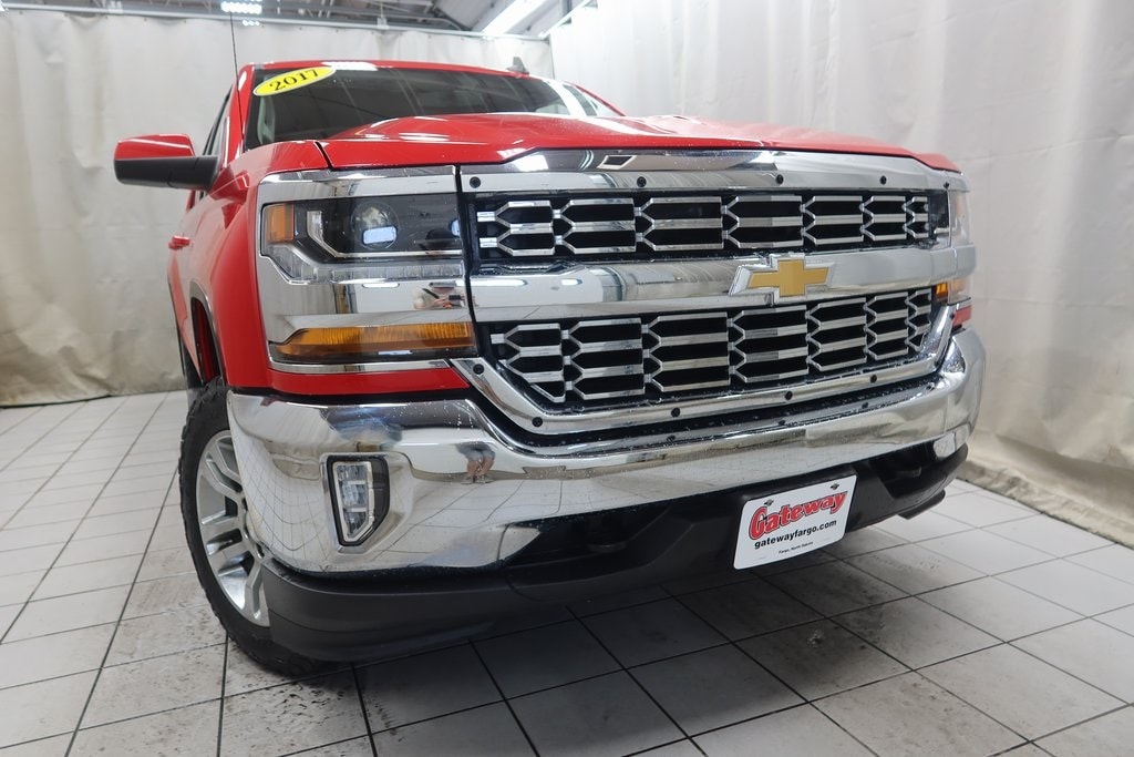 Used 2017 Chevrolet Silverado 1500 LT with VIN 3GCUKREC8HG258096 for sale in Fargo, ND