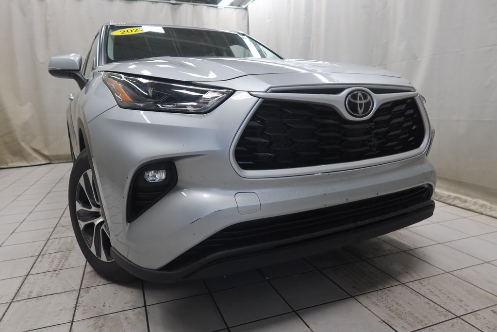 Used 2022 Toyota Highlander XLE with VIN 5TDGZRBH8NS239537 for sale in Fargo, ND