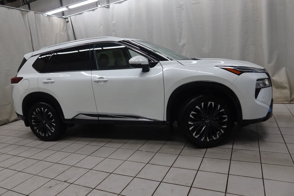 2024 Nissan Rogue Platinum's photo