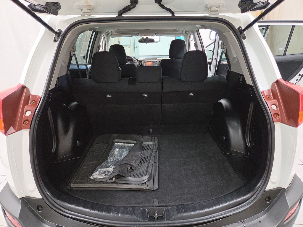 2015 Toyota RAV4 XLE - Photo 9
