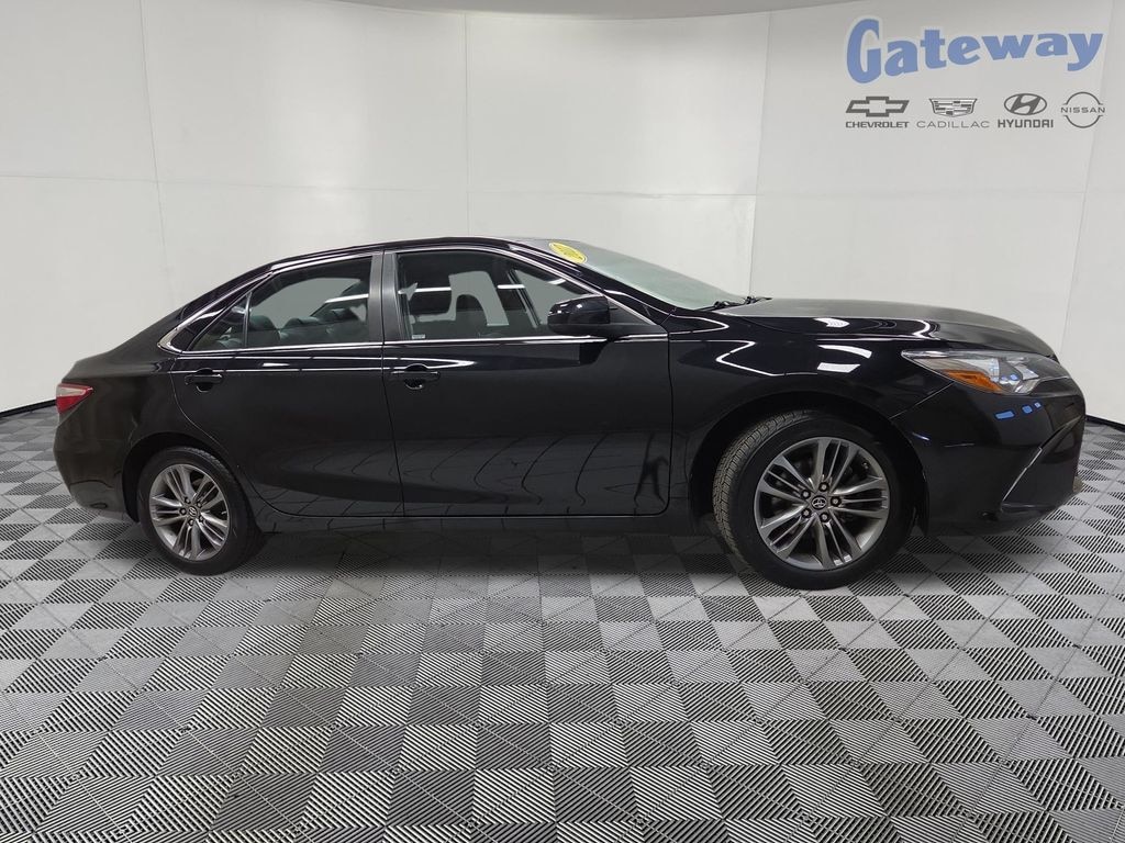 Used 2017 Toyota Camry SE Sedan