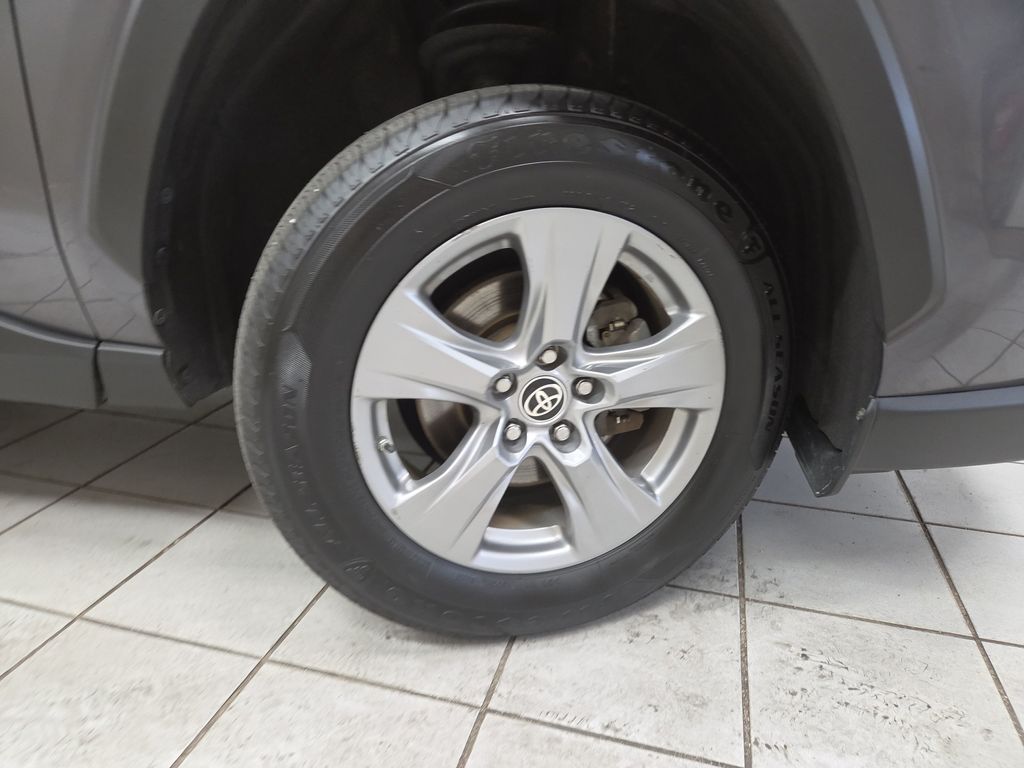 2022 Toyota RAV4 LE - Photo 8