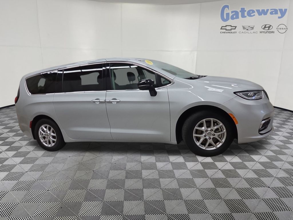 2024 Chrysler Pacifica Touring L's photo