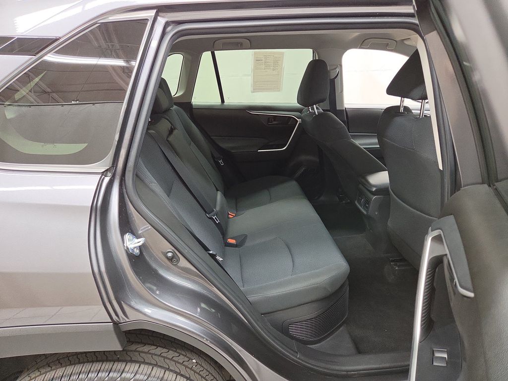 2022 Toyota RAV4 LE - Photo 9