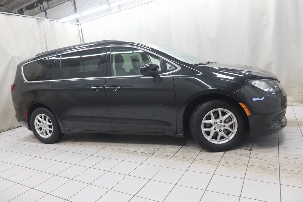 2020 Chrysler Voyager's photo