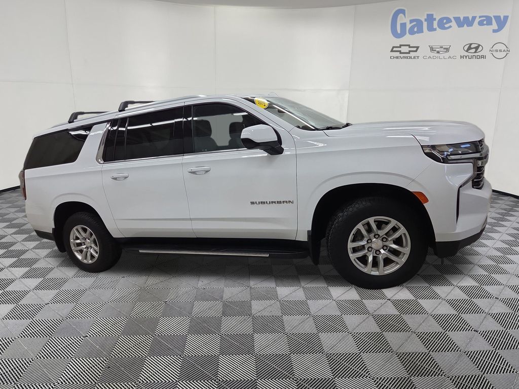 2021 Chevrolet Suburban 4WD 1500 LT's photo