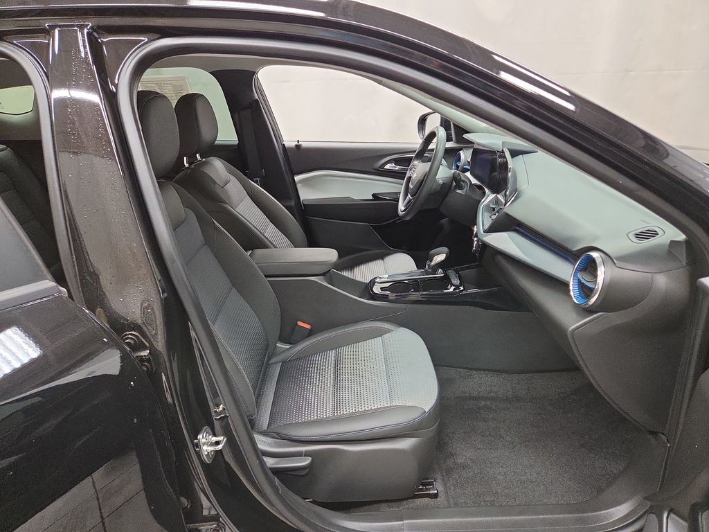 2025 Chevrolet Trax LT - Photo 12