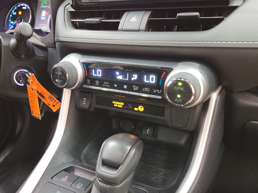 2022 Toyota RAV4 LE - Photo 15