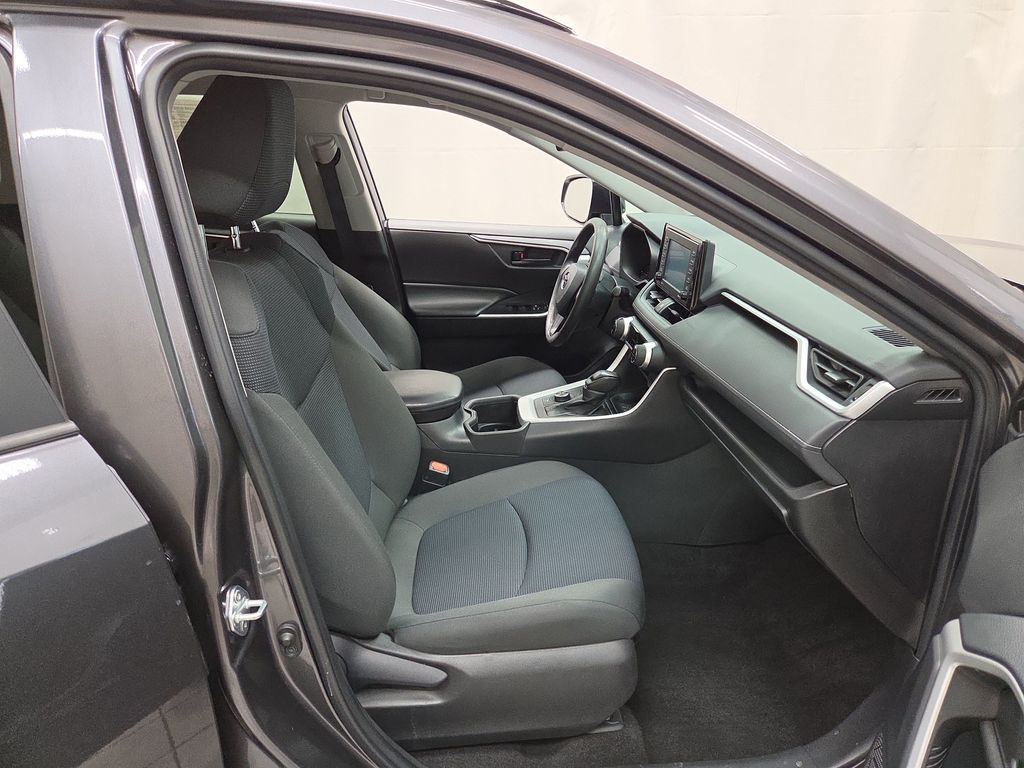 2022 Toyota RAV4 LE - Photo 11